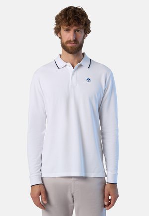 Polo a maniche lunghe bianco con dettaglio del colletto blu navy e logo, realizzato in tessuto morbido, con tre bottoni al collo.