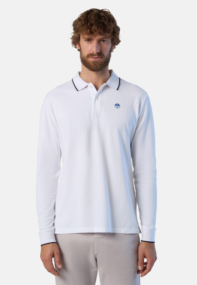 Polo a maniche lunghe bianco con dettaglio del colletto blu navy e logo, realizzato in tessuto morbido, con tre bottoni al collo.