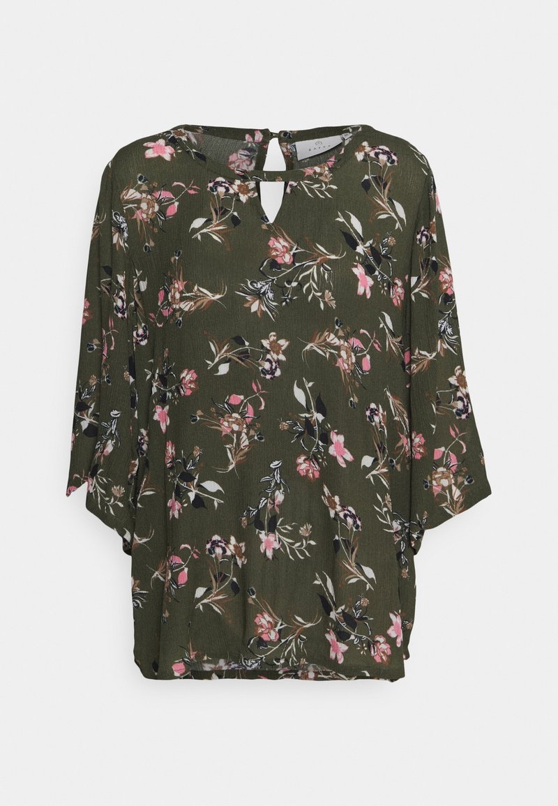 Blouse florale vert foncé avec des fleurs roses et blanches, manches trois-quarts et une petite découpe en forme de goutte à l'encolure avec fermeture par bouton.