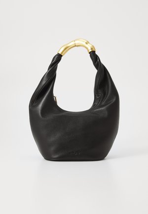 Zwarte leren handtas met een gebogen, oversized vorm, voorzien van een gedraaide handgreep. Gouden hardware voegt een contrasterend accent toe.