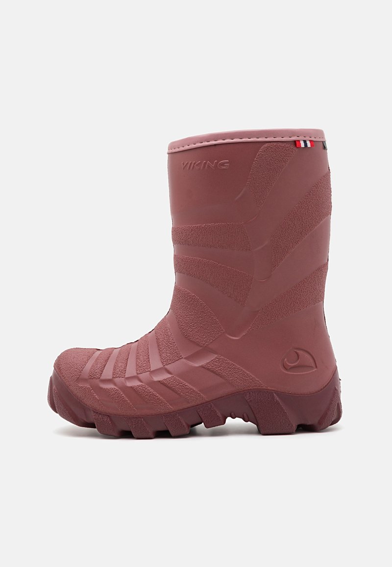 Botte en caoutchouc imperméable taille enfant, couleur bordeaux, avec semelle antidérapante texturée et petit détail d’un drapeau rouge, blanc et bleu près du haut.