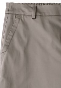 Ljusgrå byxor i slätt tyg med flat front, sidofickor och resårmidja för komfort och enkel användning.
