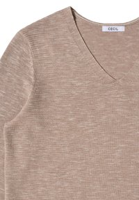Maglione lavorato a maglia color beige chiaro con scollo a V. La texture è morbida e leggermente melangiata, con un'etichetta che riporta il nome del marchio "CECIL."