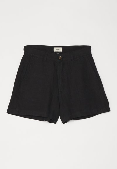 Černé lněné šortky s uvolněným střihem, s předním zapínáním na knoflík a bočními kapsami. Hladká textura a jednoduchý design.