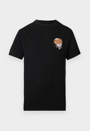 Camiseta negra de manga corta con el logo de una calavera de skateboard Santa Cruz en naranja y blanco en el pecho izquierdo.