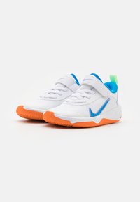 Nike Performance OMNI MULTI-COURT - Sneakers basse - white/photo blue/vapor green/total orange