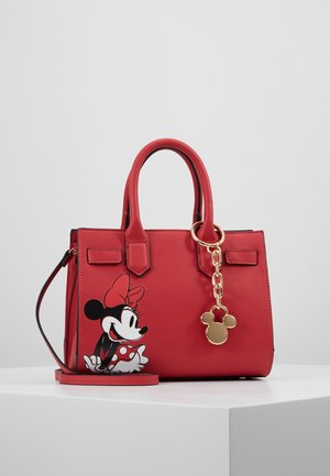 Czerwona torebka z krótkimi uchwytami i paskiem na ramię, z nadrukiem Minnie Mouse i złotym breloczkiem w kształcie głowy Myszki Miki.