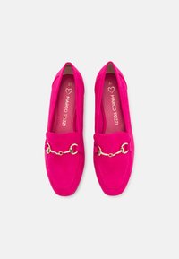Loafers suede kuum pink, naigas disainiga, kullast ketiga kaunistus ees ja pehme vooder sees. Suurus 37 märgitud sises.