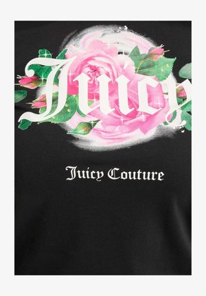 Must harunika, millel on suur roosade rooside ja roheliste lehtede graafika, millel on valged tekstid "Juicy" ja "Juicy Couture" julges fondis.