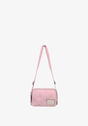 Kviltet pink crossbody taske med justerbar rem, lynlåslukning og et rektangulært mærke foran. Glat struktur og kompakt design.