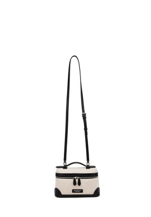 Kleine rechthoekige beige crossbody tas met zwarte bies, dubbele ritssluiting en verstelbare zwarte schouderriem.