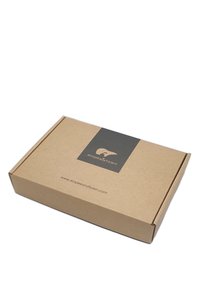 Brązowe kartonowe pudełko z szarym etykietą, na której znajduje się stylizowany wzór zwierzęcia oraz logotyp tekstowy. Etykieta zawiera adres internetowy.