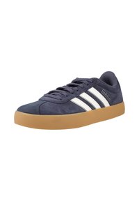 Blauwe suède sneakers met witte strepen, rubberen gumzool, ronde neus en vetersluiting. Heeft minimale branding aan de zijkant.