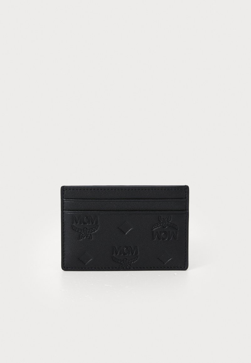 Svart lærkortholder med preget MCM-logo og diamantmønster, med flere kortspor på den ene siden og en glatt overflate.