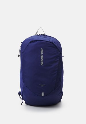 Mochila Salomon Trailblazer 20 en púrpura con un diseño elegante, tejido ligero, cordón de ajuste y branding plateado en la parte frontal.