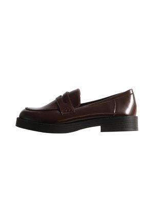 Mocassin penny en cuir marron foncé avec semelle plateforme noire, présenté de profil sur fond blanc.