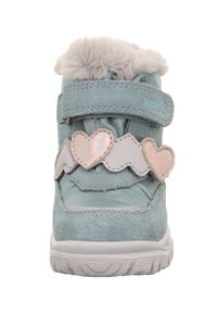 Hellblaue Veloursleder-High-Top-Schuhe mit grauem Kunstpelzkragen, verstellbarem Riemen und dekorativen Herzakzenten. Weiße Gummisohle.