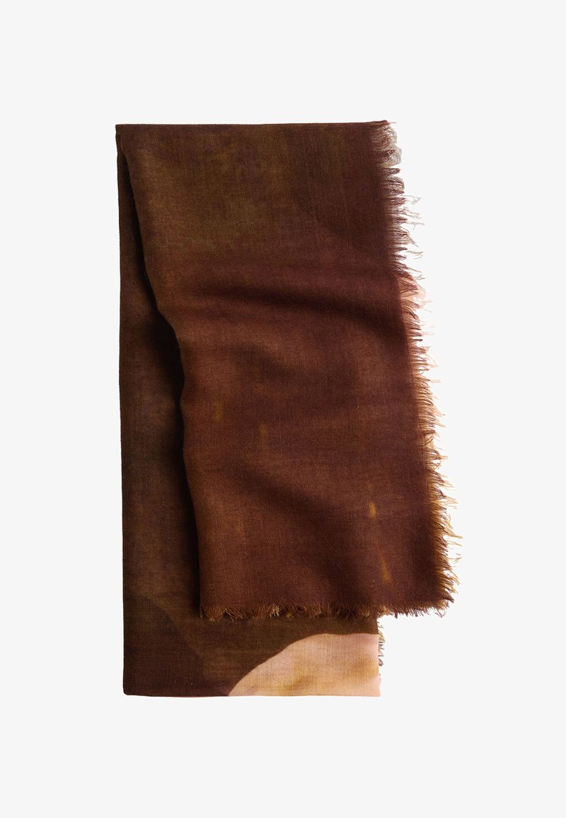 Brązowy, pleciony szal z postrzępionymi krawędziami, prezentujący gradient od ciemnego brązu do jaśniejszych odcieni. Miękka tekstura i warstwowy design.