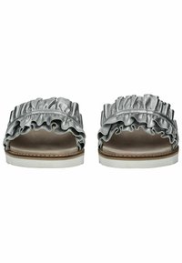 Stříbrné skluzavkové sandály mají zvlněný kovový svršek, otevřenou špičku a lehkou bílou gumovou podrážku s texturovaným hnědým lemem.