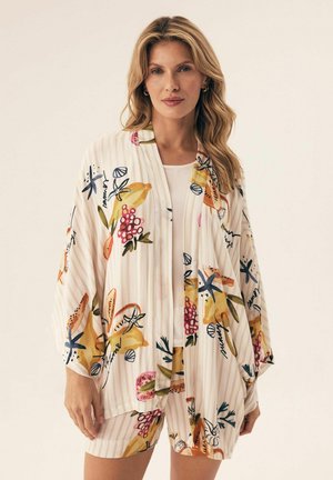 Lekki kimono w kremowej, prążkowanej tkaninie, zdobiony kolorowymi kwiatowymi i owocowymi wzorami. Miękka tekstura, otwarty przód i szerokie rękawy.