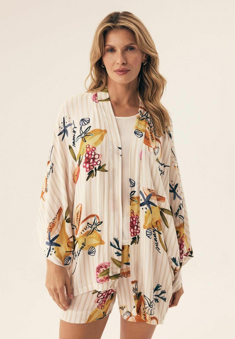 Lekki kimono w kremowej, prążkowanej tkaninie, zdobiony kolorowymi kwiatowymi i owocowymi wzorami. Miękka tekstura, otwarty przód i szerokie rękawy.