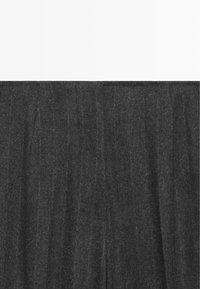 Hochtaillierte schwarze Hose aus strukturiertem Stoff, mit dezenten vertikalen Streifen und einem maßgeschneiderten Design mit plissierten Details.