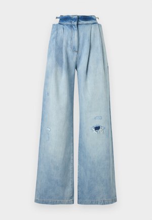 Lyseblå vide jeans med høyt liv, med folder foran og slitte hull på høyre lår og venstre ben.