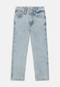 Ανοιχτό μπλε τζιν με ίσια γραμμή, πέντε τσέπες, μεταλλικό κουμπί και διακριτικές φθορές στο ύφασμα.