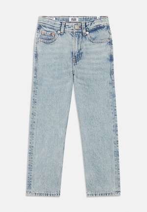 Jeans in denim azzurro chiaro con gamba dritta, cinque tasche, chiusura con bottone di metallo e sottili dettagli di scoloritura sul tessuto.