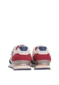 Scarpe sportive con una combinazione di suede e mesh rosa e rossi, dettagli blu navy e una suola intermedia in argento metallizzato con il marchio "Pepe Jeans".