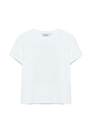 Prosty biały t-shirt z krótkim rękawem i okrągłym dekoltem, o lekko krótki fasonie, prezentowany na białym tle.