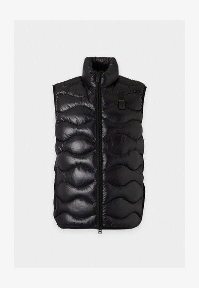 Chaleco negro brillante acolchado sin mangas con cremallera frontal y pequeño detalle de bolsillo en el pecho sobre fondo blanco.