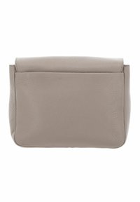 Borsa in pelle di colore grigio chiaro con superficie texturizzata, forma rettangolare e chiusura a piegatura. Presenta cuciture pulite e nessun hardware visibile.