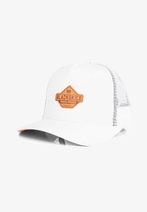 Fehér trucker sapka hálós hátsó résszel, barnás bőr folttal, rajta a "BLACKSKIES PREMIUM SUPPLIES MMIX" felirattal és egy díszítő emblémával.