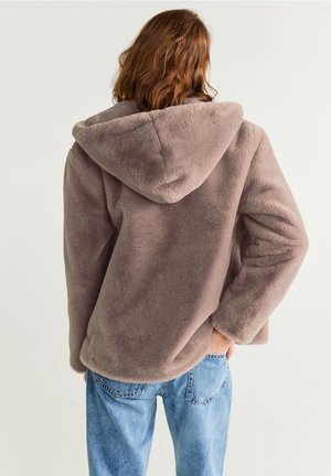 Veste en polaire couleur taupe, avec capuche, coupe oversize et texture douce. Portée avec un jean bleu clair, montrant la vue de dos.