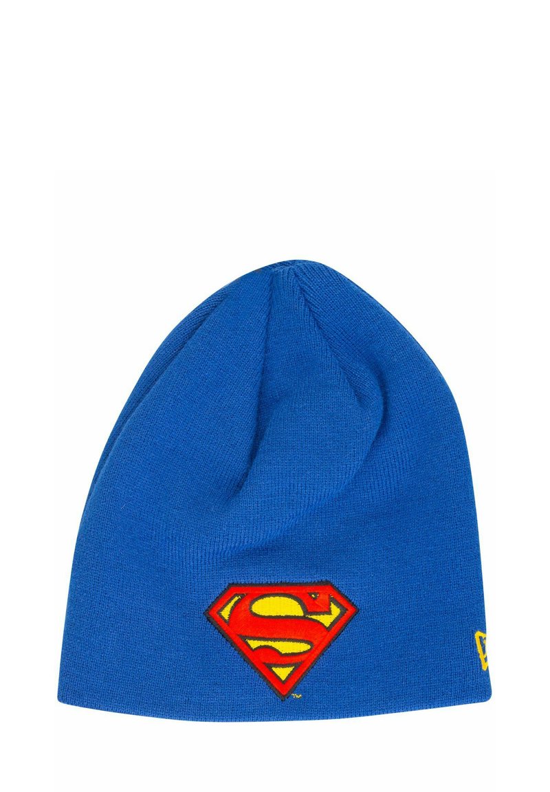 Blaues Strickmütze mit einem roten und gelben Superman-Logo-Patch. Der Stoff ist glatt mit einem leichten Stretch und hat eine abgerundete Form.
