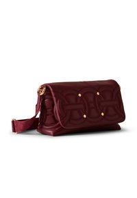 Burgunderfarbene Lederhandtasche mit geprägtem kreisförmigem Design, goldenen Hardware-Akzenten und verstellbarem Tragegurt; rechteckige Form mit gepolsterter Oberfläche.