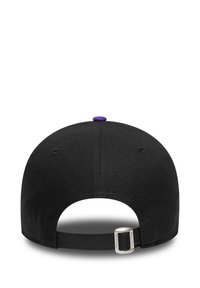 Cappello da baseball nero con forma arrotondata, dotato di un bottone viola sulla parte superiore e di un regolatore in metallo argentato sul retro. Tessuto texture.