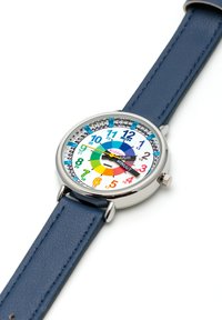 Montre analogique colorée avec un cadran blanc, des chiffres audacieux et un bracelet en cuir bleu. Elle dispose d'une lunette en argent et d'aiguilles des heures et des minutes pour afficher l'heure.