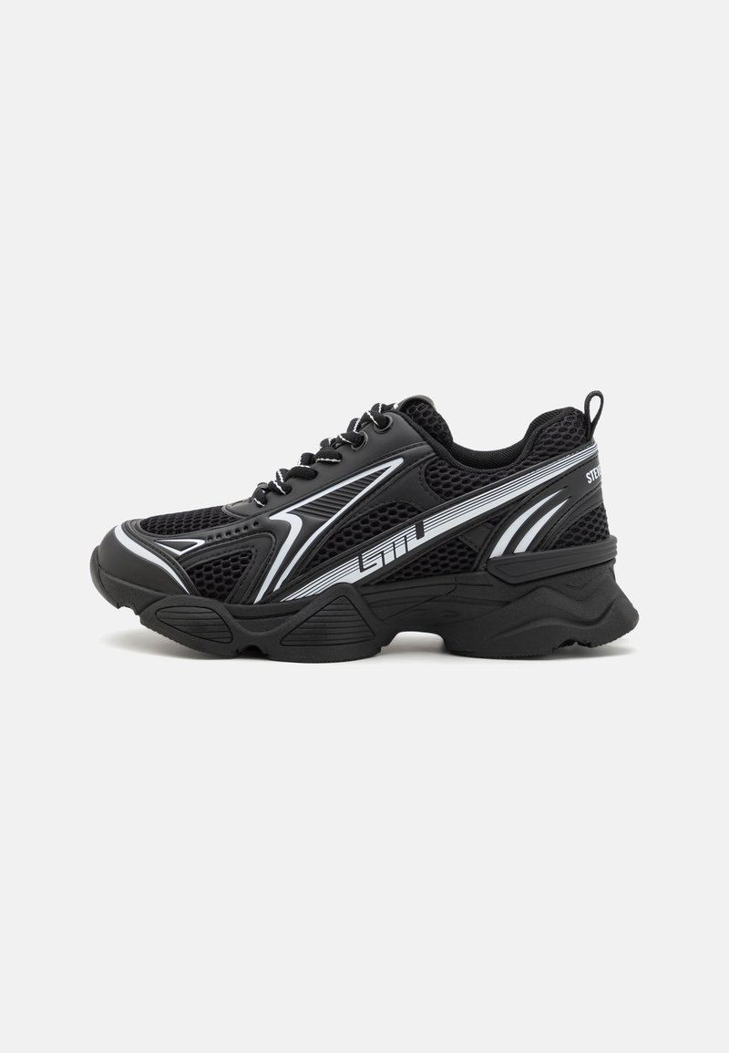 Scarpe da corsa nere con parte superiore in rete, dettagli bianchi, punta rotonda, suola spessa e design con lacci; presenta texture e pattern variati.