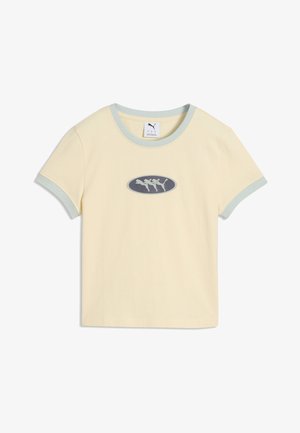 Kremowy t-shirt z krótkim rękawem, z jasnoszarym wykończeniem i owalnym logo pumy na środku klatki piersiowej.