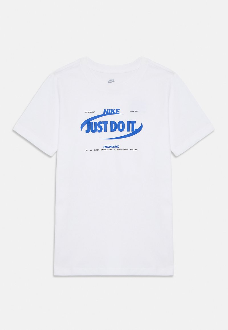 Balta medvilninė marškinėliai su mėlynu tekstu „JUST DO IT“ ir išlenktais akcentais. Apima „Nike“ logotipą ir papildomą juodą tekstą.