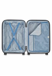 Valigia nera con interno blu, dotata di una cinghia a forma di X, una tasca in rete con zip e un compartimento laterale per una sistemazione ordinata.