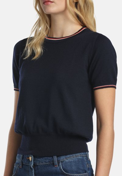 Tengerészkék rövid ujjú pulóver környakkivágással, piros és fehér csíkos díszítéssel a gallérnál, valamint bordázott szegéllyel a testhezálló megjelenésért.