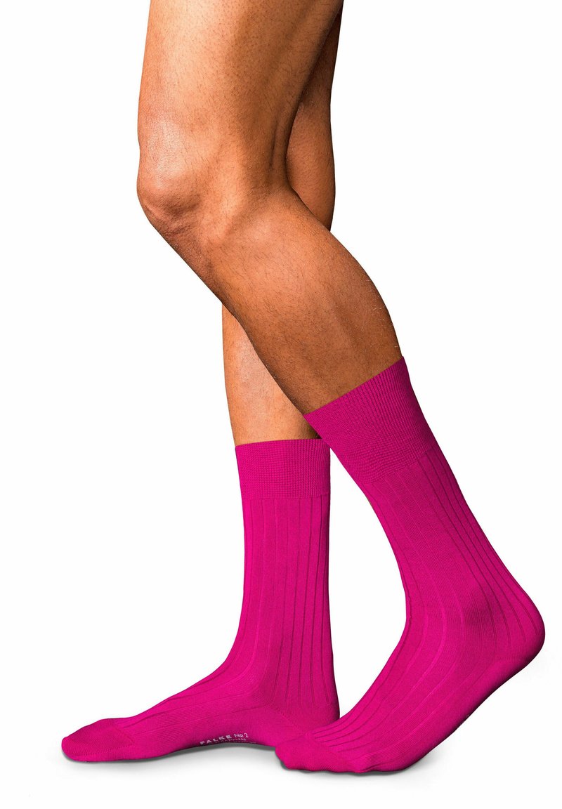 Calcetines de punto de color rosa brillante con textura acanalada, de longitud media hasta la pantorrilla y talón reforzado. Acabado suave y construcción sin costura en la punta.