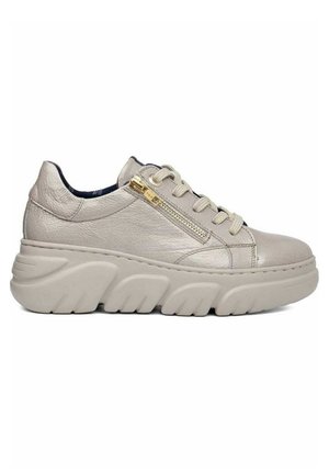 Sneaker in pelle beige chiaro con finitura testurizzata, dotato di dettaglio con zip dorata, suola bianca spessa e chiusura con lacci.