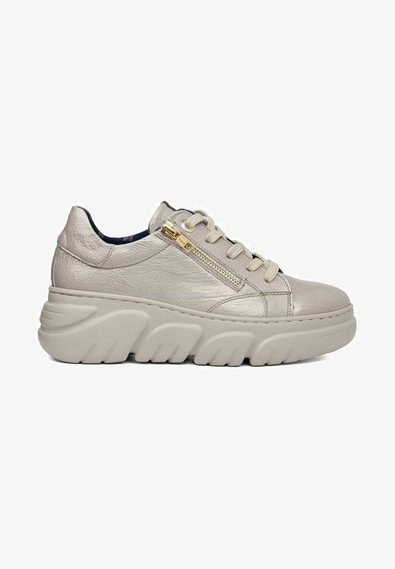 Sneaker in pelle beige chiaro con finitura testurizzata, dotato di dettaglio con zip dorata, suola bianca spessa e chiusura con lacci.