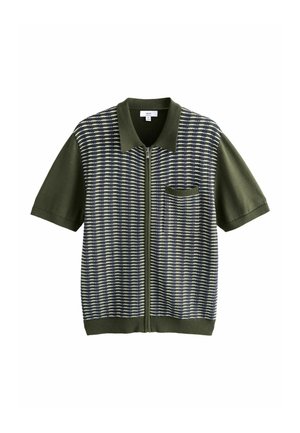 Lühikeste varrukatega oliiviroheline lukuga kootud pluus mustrilise esipaneeli, väikese rinnatasku, krae ning soonikkoes ääre ja varrukaservadega.