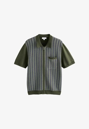 Lühikeste varrukatega oliiviroheline lukuga kootud pluus mustrilise esipaneeli, väikese rinnatasku, krae ning soonikkoes ääre ja varrukaservadega.