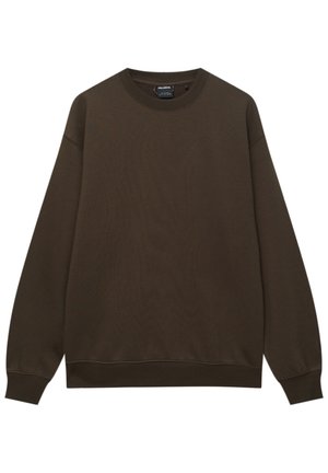 Sudadera de manga larga y cuello redondo de color marrón oscuro, con puños y dobladillo acanalados, extendida y con la etiqueta visible en el interior del cuello.